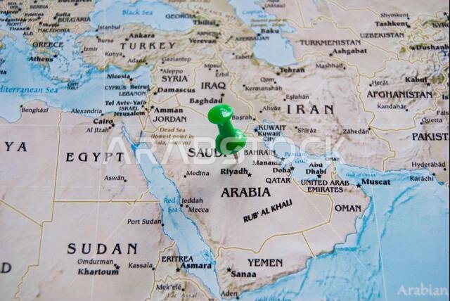 خريطة بسيطة للشرق الأوسط مع دبوس أخضر يشير إلى المملكة العربية السعودية.