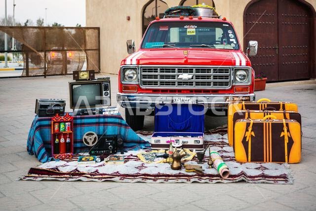 سيارة شيفروليه أمريكية كلاسيكية مزودة بأجهزة صوت وفيديو قديمة، بما في ذلك تلفزيون قديم ومسجل أشرطة، في مدينة القطيف بالمملكة العربية السعودية، في ديسمبر