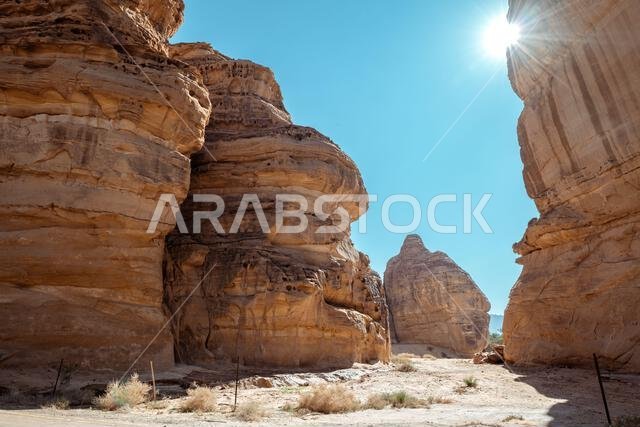 ممر العلا الصحراوي المشمس ذو الأخاديد الرملية المهيبة في المملكة العربية السعودية