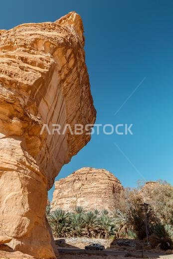 ممر العلا الصحراوي المشمس ذو الأخاديد الرملية المهيبة في المملكة العربية السعودية