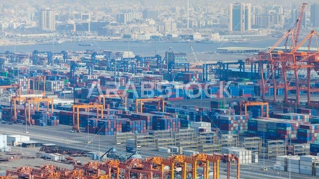 جدة، المملكة العربية السعودية - ٢٢ ديسمبر ٢٠١٩: رافعات جسرية وحاويات مكدسة في محطة حاويات ميناء جدة الإسلامي