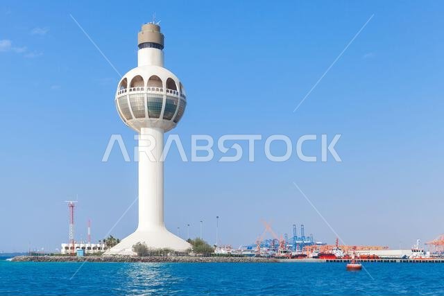 جدة، المملكة العربية السعودية - ٢٢ ديسمبر ٢٠١٩: منظر لميناء جدة على شاطئ البحر مع برج مراقبة حركة المرور الأبيض جدة، المملكة العربية السعودية - ٢٢ ديسمبر ٢٠١٩: منظر لميناء جدة على شاطئ البحر مع برج مراقبة حركة المرور الأبيض