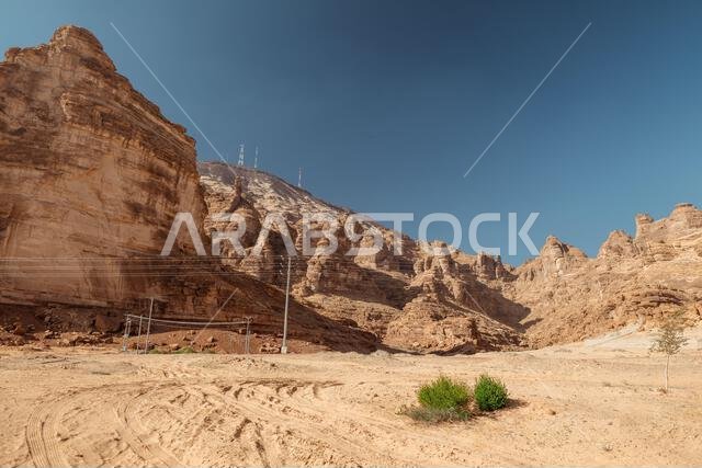  منظر صحراوي صخري مهيب مع جبال شاهقة. المملكة العربية السعودية. العلا.