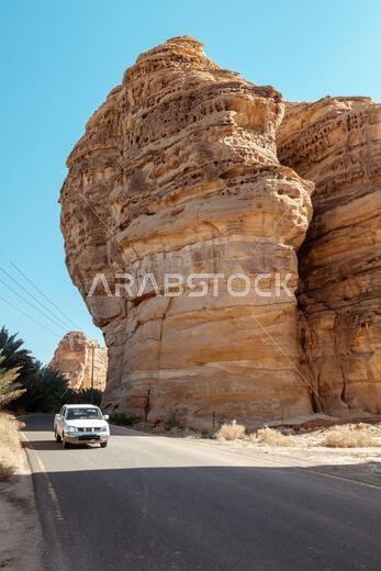 رحلة برية خلابة عبر منحدرات الحجر الرملي المذهلة في الألاس، المملكة العربية السعودية