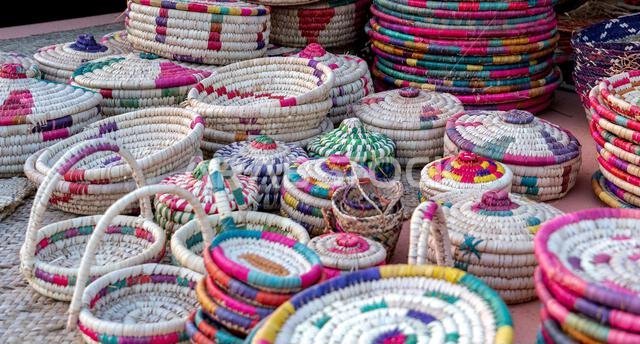 سلال عربية يدوية الصنع منسوجة بدقة، من صنع حرفيين في سلطنة عمان، تعرض التقنيات التقليدية والحرفية الثقافية.
