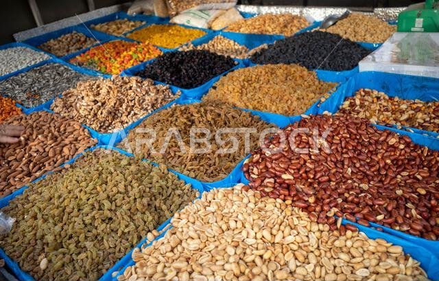 فول سوداني مقلي في محل لبيع الأطعمة بمدينة مكة المكرمة، المملكة العربية السعودية.