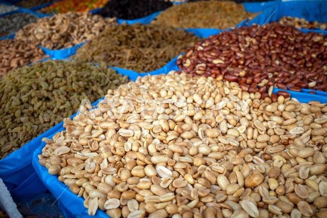 فول سوداني مقلي في محل لبيع الأطعمة بمدينة مكة المكرمة، المملكة العربية السعودية. فول سوداني مقلي في محل لبيع الأطعمة بمدينة مكة المكرمة، المملكة العربية السعودية.