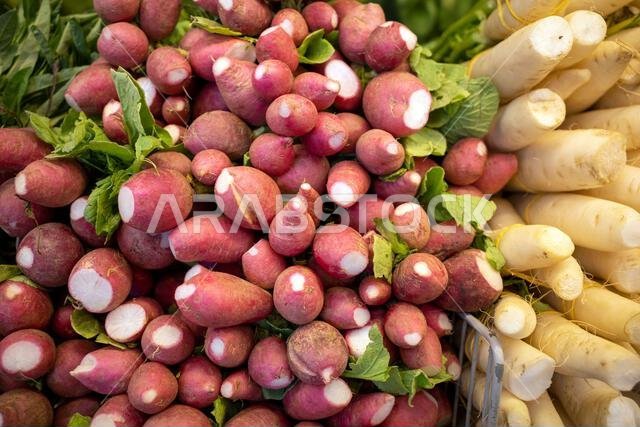 الخضراوات الجذرية والفواكه في سوبر ماركت في مكة المكرمة، المملكة العربية السعودية.