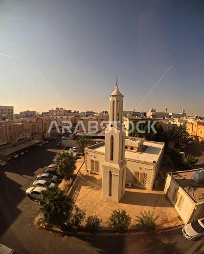 المئذنة والمسجد موجهان نحو مكة المكرمة على الرغم من تخطيط شوارع وسط مدينة تبوك في المملكة العربية السعودية. لا يوجد بيان صحفي