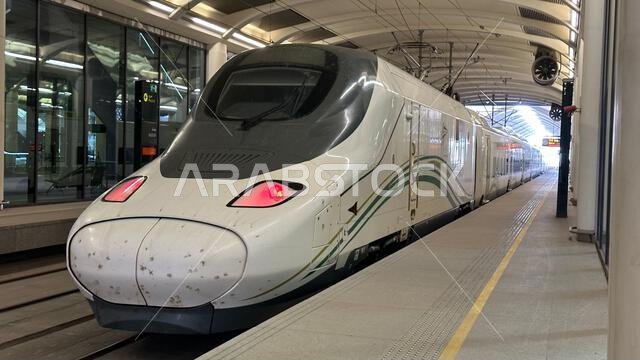 مكة المكرمة، المملكة العربية السعودية - 9 يناير 2025: توفر محطة قطار الحرمين السريع في مكة المكرمة وسائل نقل حديثة، تربط المدن الرئيسية للحجاج.