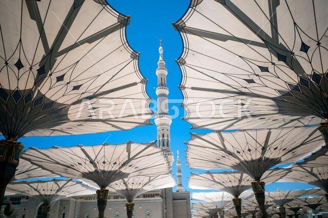 المظلات الآلية العملاقة في المسجد النبوي بالمدينة المنورة، والمعروف أيضاً باسم المسجد النبوي، في المملكة العربية السعودية.
