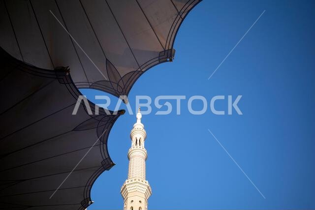 المظلات الآلية العملاقة في المسجد النبوي بالمدينة المنورة، والمعروف أيضاً باسم المسجد النبوي، في المملكة العربية السعودية.