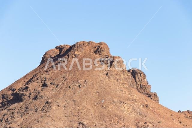 جبل أحد في المدينة المنورة. أماكن الحج الإسلامية.