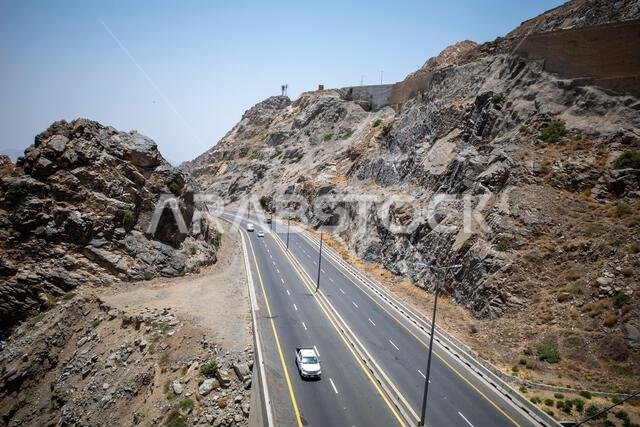 صورة جوية لطريق الهدى في مدينة الطائف، بالقرب من مكة المكرمة، المملكة العربية السعودية.