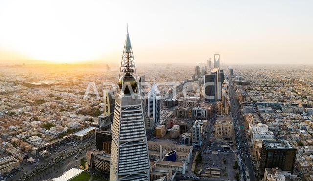برج الفيصلية، ناطحة سحاب تجارية على شكل هرم. الرياض. لقطة جوية بطائرة بدون طيار. غروب الشمس. المساء.