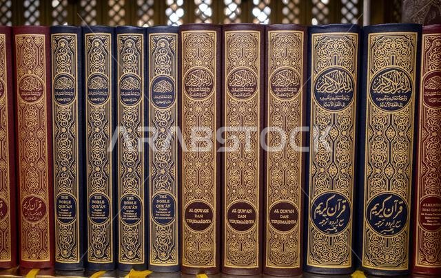 المدينة المنورة، المملكة العربية السعودية - 5 يوليو 2024: صفوف القرآن الكريم مرتبة بدقة في المسجد النبوي، المسجد النبوي، المدينة المنورة، المملكة العربية السعودية.