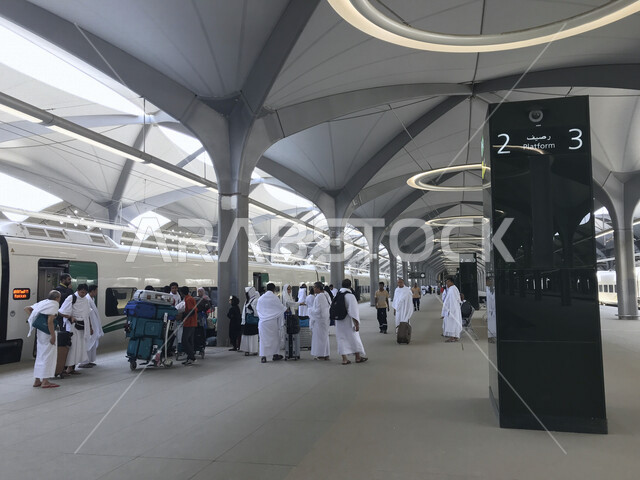 صورة لحجاج بيت الله الحرام بملابس الإحرام البيضاء يتنقلون عبر قطار الحرمين السريع في مكة المكرمة ، محطة الرصيفة في مكة المكرمة ، خدمات نقل الحجاج للمسجد الحرام ، خدمات نقل آمنة و مريحة في موسم الحج
