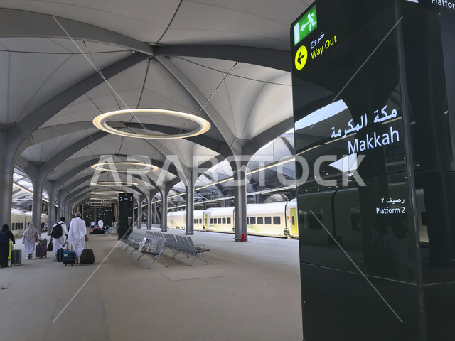 صورة لحجاج بيت الله الحرام بملابس الإحرام البيضاء يتنقلون عبر قطار الحرمين السريع في مكة المكرمة ، محطة الرصيفة في مكة المكرمة ، خدمات نقل الحجاج للمسجد الحرام ، خدمات نقل آمنة و مريحة في موسم الحج