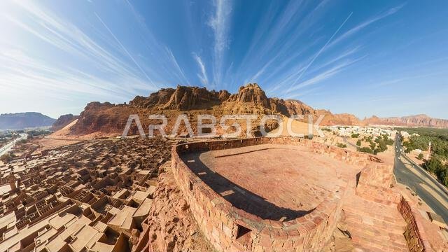 منظر جوي خلاب لآثار مدينة العلا القديمة المبنية من الطوب اللبن، مع قلعة العلا المهيبة التي ترتفع شامخة، تعكس عمق المنطقة