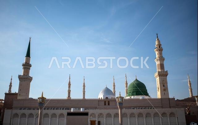 قبة خضراء ومآذن في المسجد النبوي في المدينة المنورة، والمعروف أيضاً باسم المسجد النبوي، في المملكة العربية السعودية.