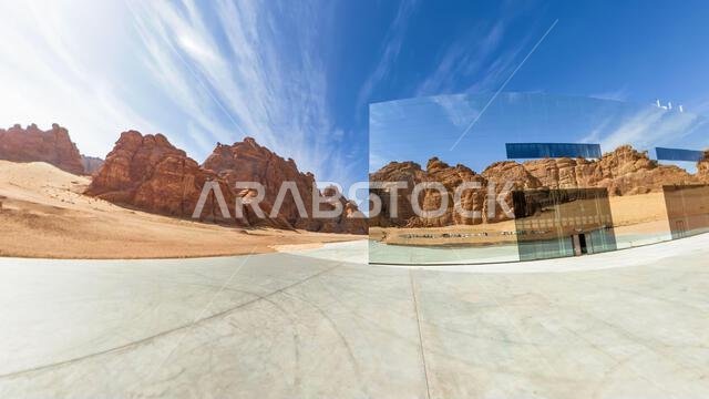 الحِجر، العلا، المملكة العربية السعودية، 5 يناير 2025: واجهة قاعة مرايا للحفلات الموسيقية تعكس بشكل مثالي جبال الحجر الرملي الشاهقة في وادي عشار في العلا