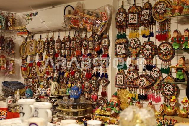 جدة، المملكة العربية السعودية - 7 فبراير 2025: مصباح رمضاني تقليدي جميل في أحد المتاجر. سوق التحف - يزور الناس سوق الفوانيس قبل حلول شهر رمضان.