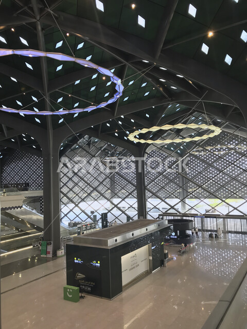 صورة جمالية داخل محطة القطار السريع في المدينة المنورة ، محطة قطار سريع لنقل الحجاج من المدينة المنورة لمكة المكرمة ، خدمات نقل آمنة و سريعة للحجاج في موسم الحج