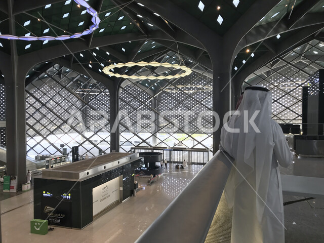 صورة جمالية داخل محطة القطار السريع في المدينة المنورة ، محطة قطار سريع لنقل الحجاج من المدينة المنورة لمكة المكرمة ، خدمات نقل آمنة و سريعة للحجاج في موسم الحج