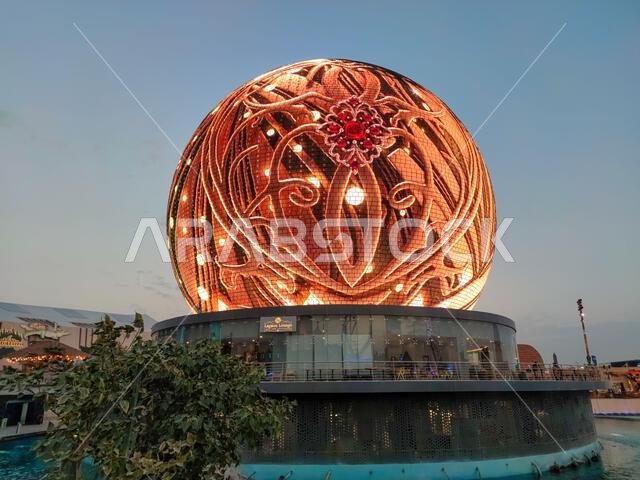 الرياض، المملكة العربية السعودية - 25 ديسمبر 2025: يشعّ الهيكل الكروي المذهل في بوليفارد الرياض بأضواء نابضة بالحياة في سماء الغسق، مشهدٌ آسر الرياض، المملكة العربية السعودية - 25 ديسمبر 2025: يشعّ الهيكل الكروي المذهل في بوليفارد الرياض بأضواء نابضة بالحياة في سماء الغسق، مشهدٌ آسر