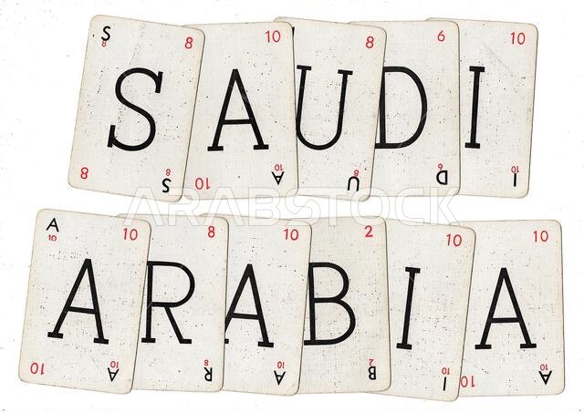 بطاقات لعب لعبة الكلمات القديمة التي تُهجّي كلمة "المملكة العربية السعودية" معزولة على خلفية بيضاء.