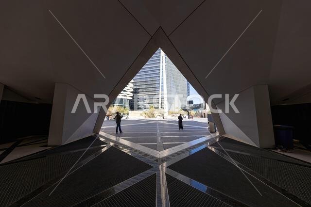 جامع الملك عبد الله المالي الكبير في مركز الملك عبد الله المالي (KAFD) بالرياض، المملكة العربية السعودية. صممته شركة عمرانية وشركاؤها. جامع الملك عبد الله المالي الكبير في مركز الملك عبد الله المالي (KAFD) بالرياض، المملكة العربية السعودية. صممته شركة عمرانية وشركاؤها.