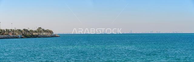 المنامة، البحرين - 5 يناير 2025: منظر بانورامي لساحل المملكة العربية السعودية كما يُرى من جسر الملك فهد المهيب، الذي يربط بين منطقتين