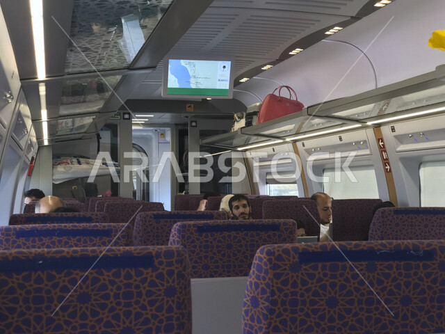 صورة لحجاج بيت الله الحرام داخل القطار السريع ، محطة قطار سريع لنقل الحجاج من المدينة المنورة لمكة المكرمة ، خدمات نقل آمنة و سريعة للحجاج في موسم الحج