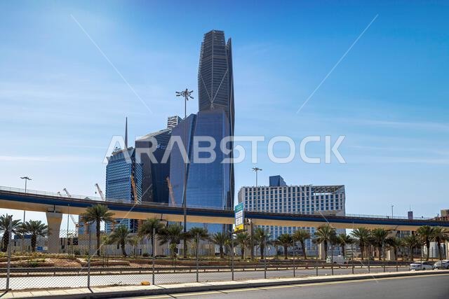أفق مدينة الرياض الجديد الرائع بعد غروب الشمس. أبراج مدينة الرياض، مركز الملك عبد العزيز المالي، المملكة العربية السعودية