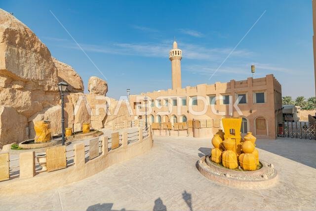 المملكة العربية السعودية - 1 يناير 2025: يرتفع جبل القره شامخًا، مُطلًا على فناء مُزين بالعمارة السعودية التقليدية. المملكة العربية السعودية - 1 يناير 2025: يرتفع جبل القره شامخًا، مُطلًا على فناء مُزين بالعمارة السعودية التقليدية.