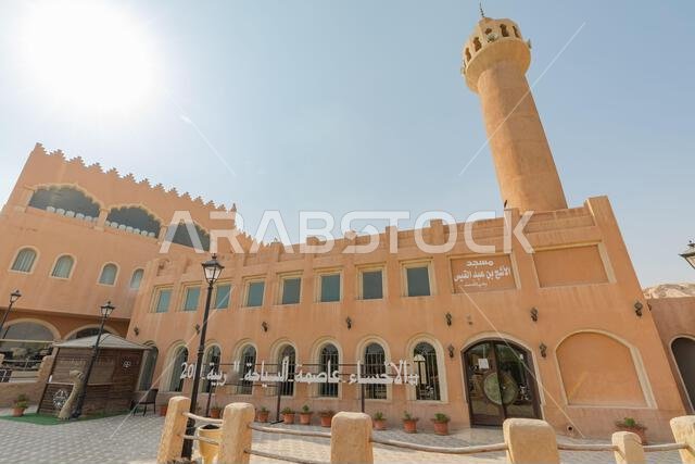 المملكة العربية السعودية - 1 يناير 2025: متحف جبل القره ذو المئذنة والعمارة التقليدية بأقواسها ونوافذها ومصابيحها، في يوم مشمس.