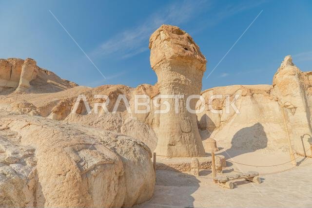 منظر صخري خلاب لكهوف جبل القره يمتد تحت سماء الغروب مع أبراج الاتصالات في الأفق، مما يوفر إطلالة ساحرة على الطبيعة. منظر صخري خلاب لكهوف جبل القره يمتد تحت سماء الغروب مع أبراج الاتصالات في الأفق، مما يوفر إطلالة ساحرة على الطبيعة.