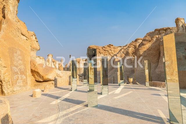 المملكة العربية السعودية - 1 يناير 2025: مرايا تعكس المناظر الطبيعية الصخرية لكهوف جبل القره الصخرية في واحة الأحساء، وهي وجهة سياحية في المملكة العربية السعودية.