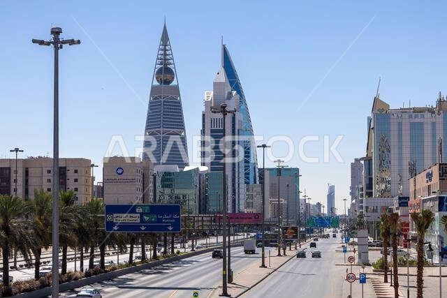 أفق مدينة الرياض، عاصمة المملكة العربية السعودية، شارع العليا نهاراً