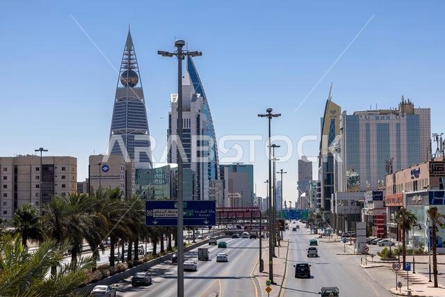 أفق مدينة الرياض، عاصمة المملكة العربية السعودية، شارع العليا نهاراً