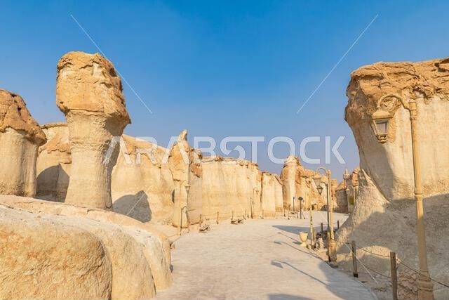 ضوء الشمس يضيء كهوف جبل القره الصخرية ومسار المشي في واحة الأحساء، وهي أعجوبة جيولوجية ووجهة سياحية شهيرة. ضوء الشمس يضيء كهوف جبل القره الصخرية ومسار المشي في واحة الأحساء، وهي أعجوبة جيولوجية ووجهة سياحية شهيرة.