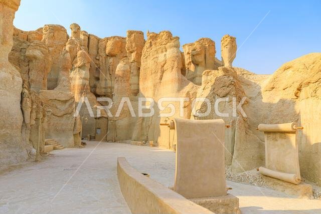تصطف لفائف وألواح حجرية تشبه المخطوطات القديمة على طول الممر بين مغارات جبل القره، لتشكل متحفًا مفتوحًا يحتفي بـ تصطف لفائف وألواح حجرية تشبه المخطوطات القديمة على طول الممر بين مغارات جبل القره، لتشكل متحفًا مفتوحًا يحتفي بـ