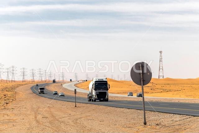 لوحة إرشادية في الصحراء السعودية توضح المسافات إلى المدن الرئيسية للمسافرين. طرق الصحراء السعودية