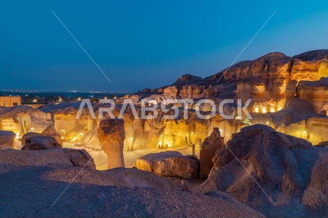 يُضفي إضاءة كهوف جبل القره ليلاً جواً ساحراً، يُبرز التكوينات الصخرية الفريدة ويُظهر جمال هذا المكان.