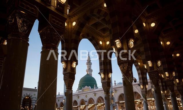 قبة خضراء ومآذن في المسجد النبوي في المدينة المنورة، والمعروف أيضاً باسم المسجد النبوي، في المملكة العربية السعودية.