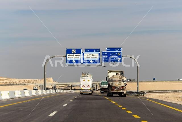 لوحة إرشادية في الصحراء السعودية توضح المسافات إلى المدن الرئيسية للمسافرين. طرق الصحراء السعودية