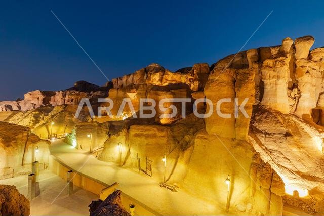 جبل القره بالقرب من الهفوف في المملكة العربية السعودية مضاء بالإضاءة الليلية، مما يخلق جواً ساحراً حول التكوينات الرملية جبل القره بالقرب من الهفوف في المملكة العربية السعودية مضاء بالإضاءة الليلية، مما يخلق جواً ساحراً حول التكوينات الرملية