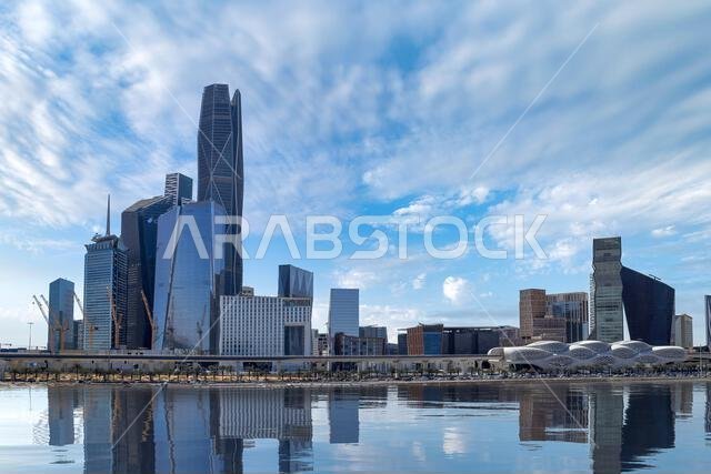 أفق مدينة الرياض الجديد الرائع بعد غروب الشمس. أبراج مدينة الرياض في المملكة العربية السعودية