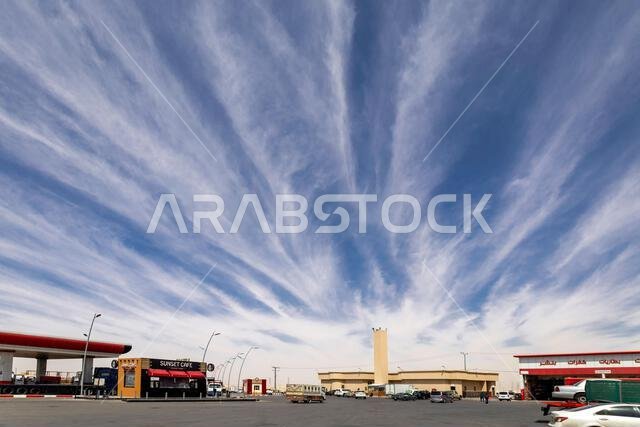 محطة وقود حديثة على طريق الرياض قطر في يوم مشمس