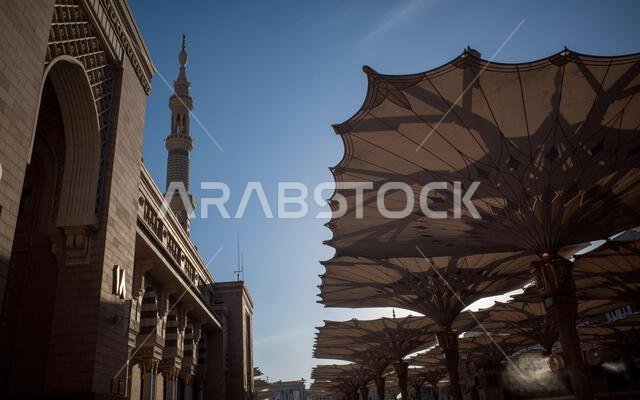 المظلات والمآذن الآلية العملاقة في المسجد النبوي بالمدينة المنورة، والمعروف أيضاً باسم المسجد النبوي، في المملكة العربية السعودية.